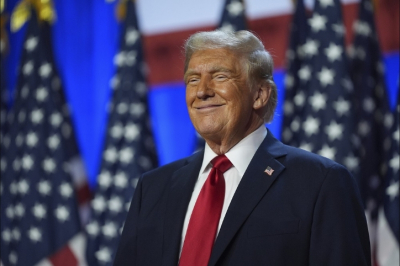 Как Байден: Трамп упал при подъёме по трапу самолета