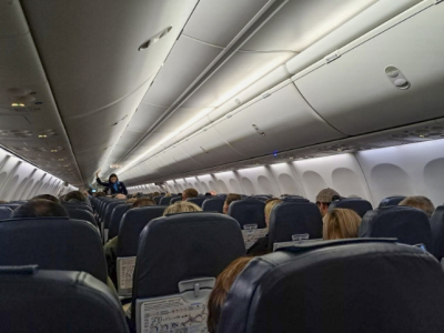 Пьяный пассажир в самолёте на Сахалин получил приговор за непристойное поведение рядом с ребёнком