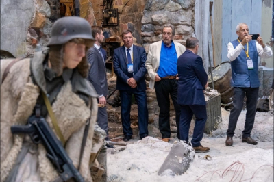 Отец Маска: Премьер Британии получает инструкции по управлению страной