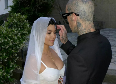 Кортни Кардашьян и Трэвис Баркер с детьми наслаждаются днем в Диснейленде